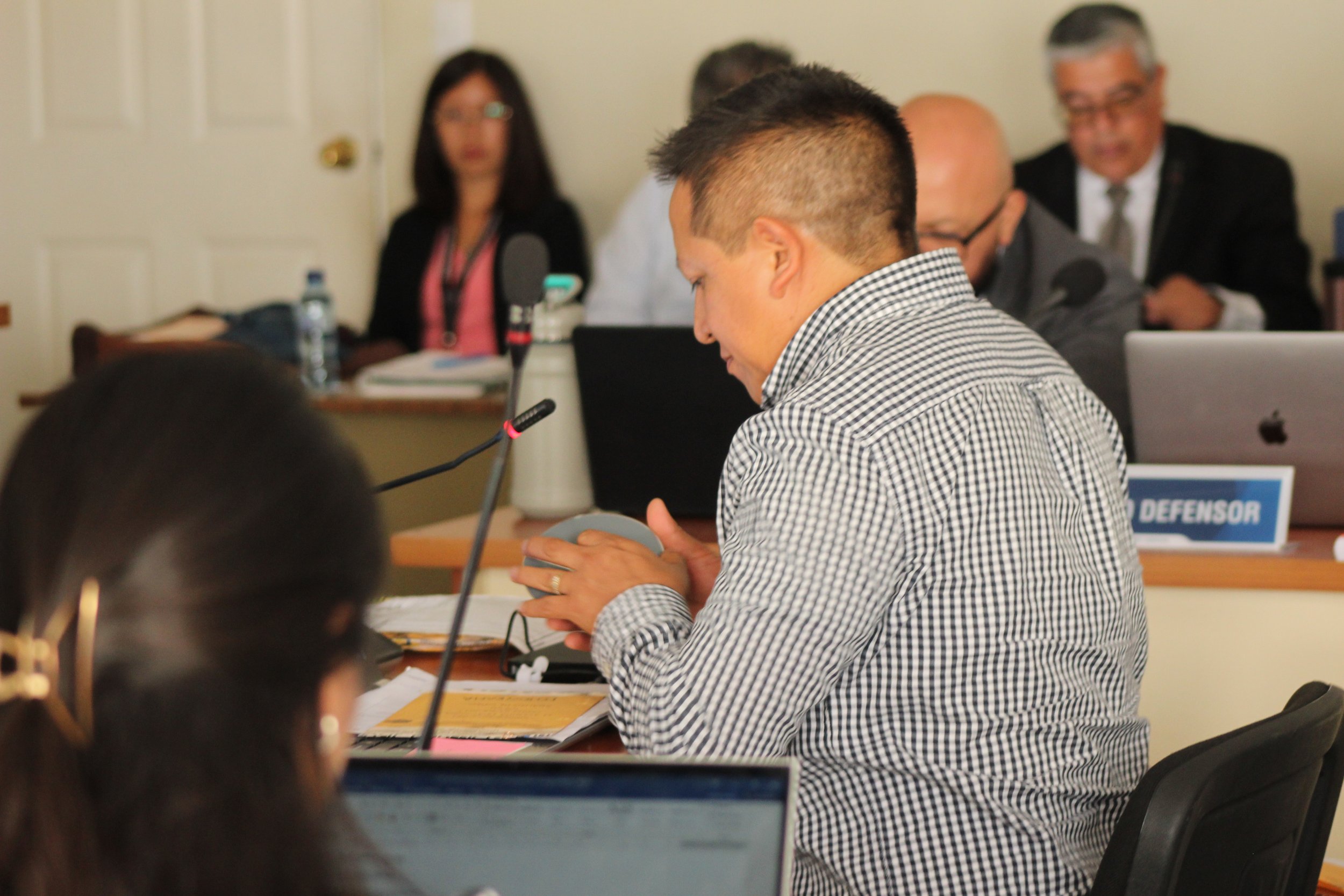  El testigo y analista Menfil González Fuentes se prepara para su declaración. Foto: Ana Alfaro 